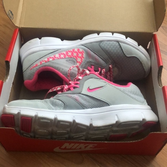 Girls Nike sneakers​ - Picture 9 of 10
